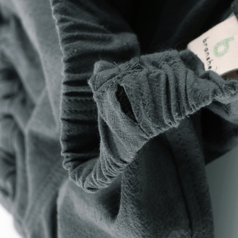 チャコールグレー