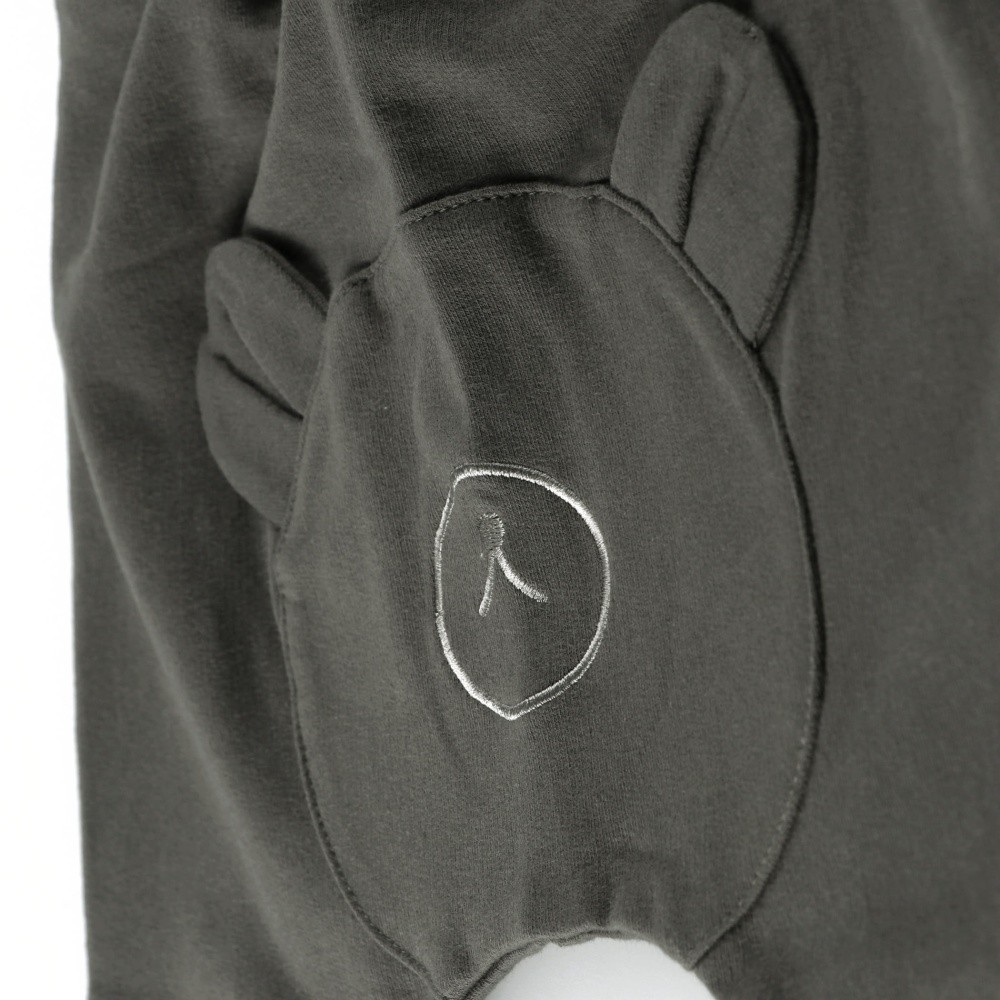 チャコールグレー