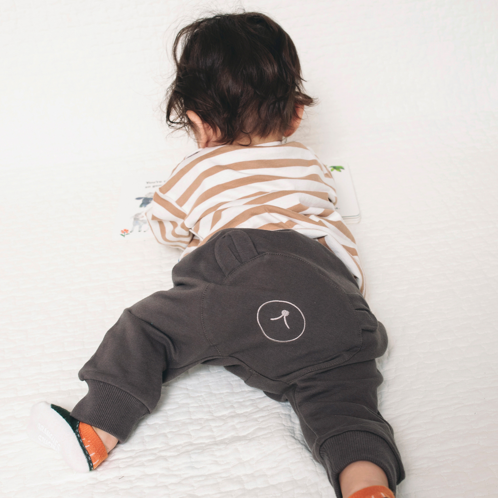 チャコールグレー