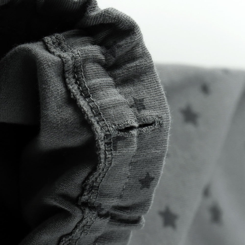 チャコールグレー