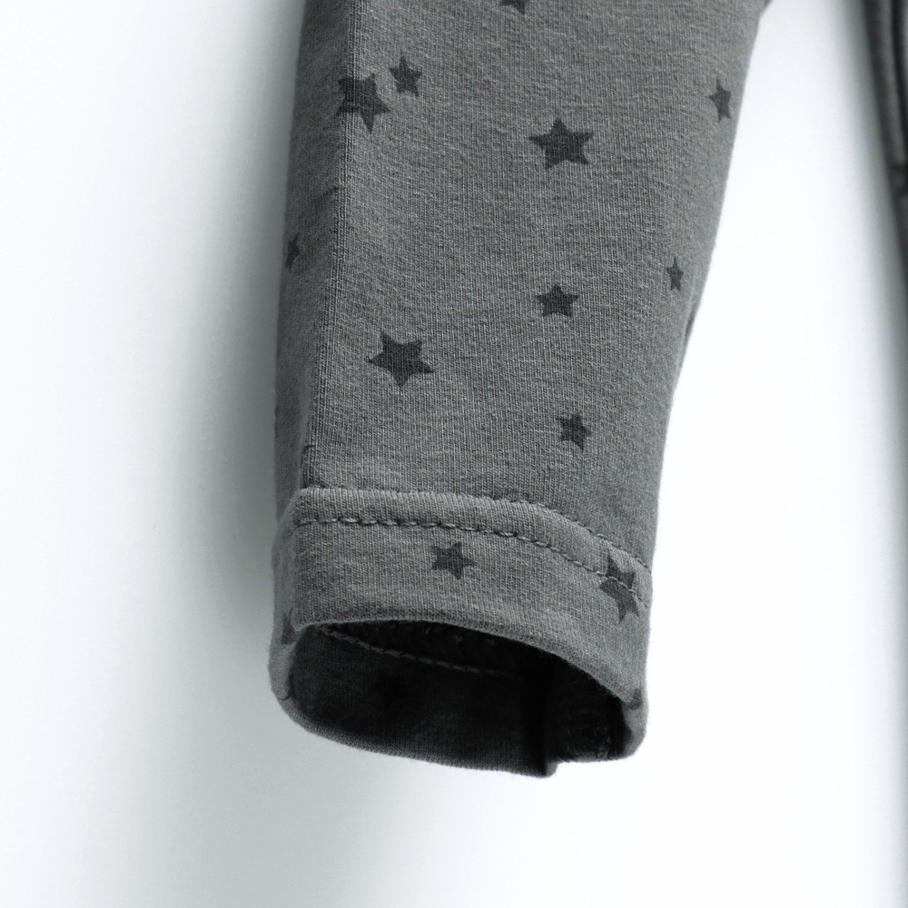 チャコールグレー