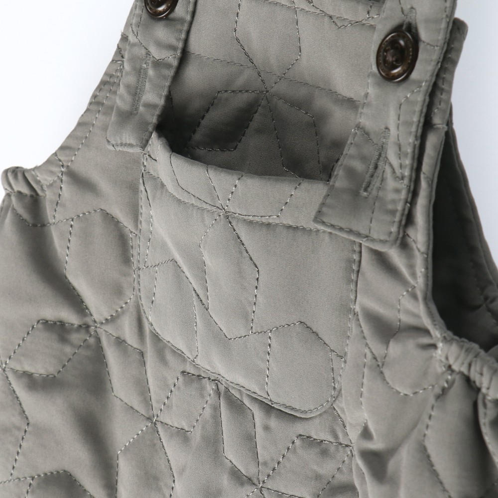 チャコールグレー