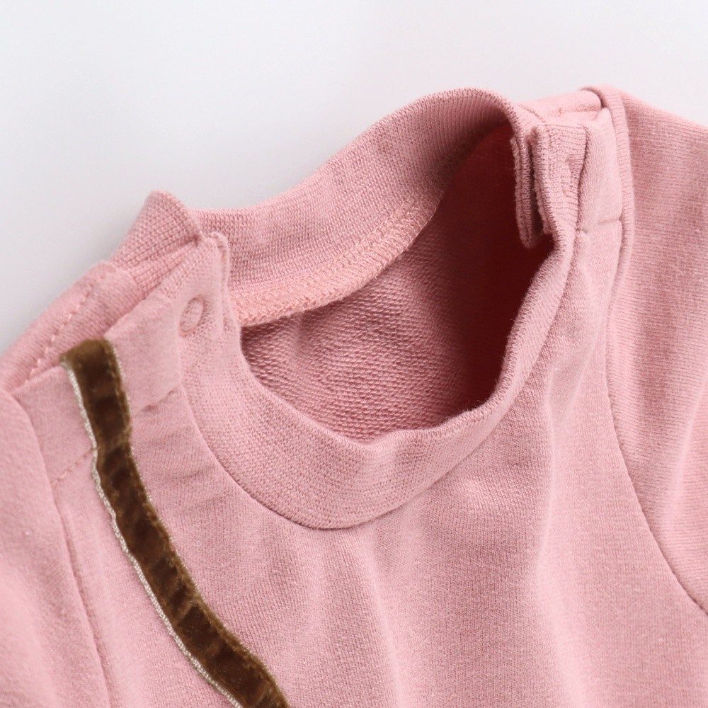 サーモンピンク