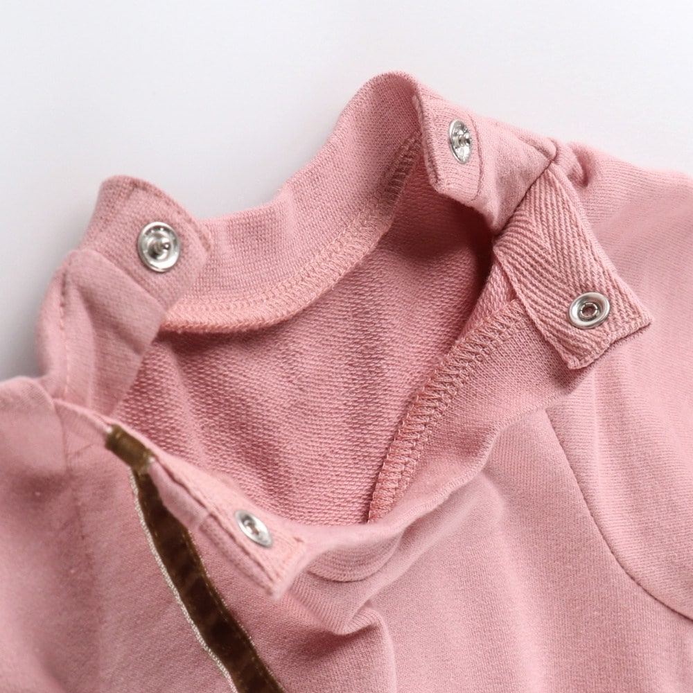 サーモンピンク