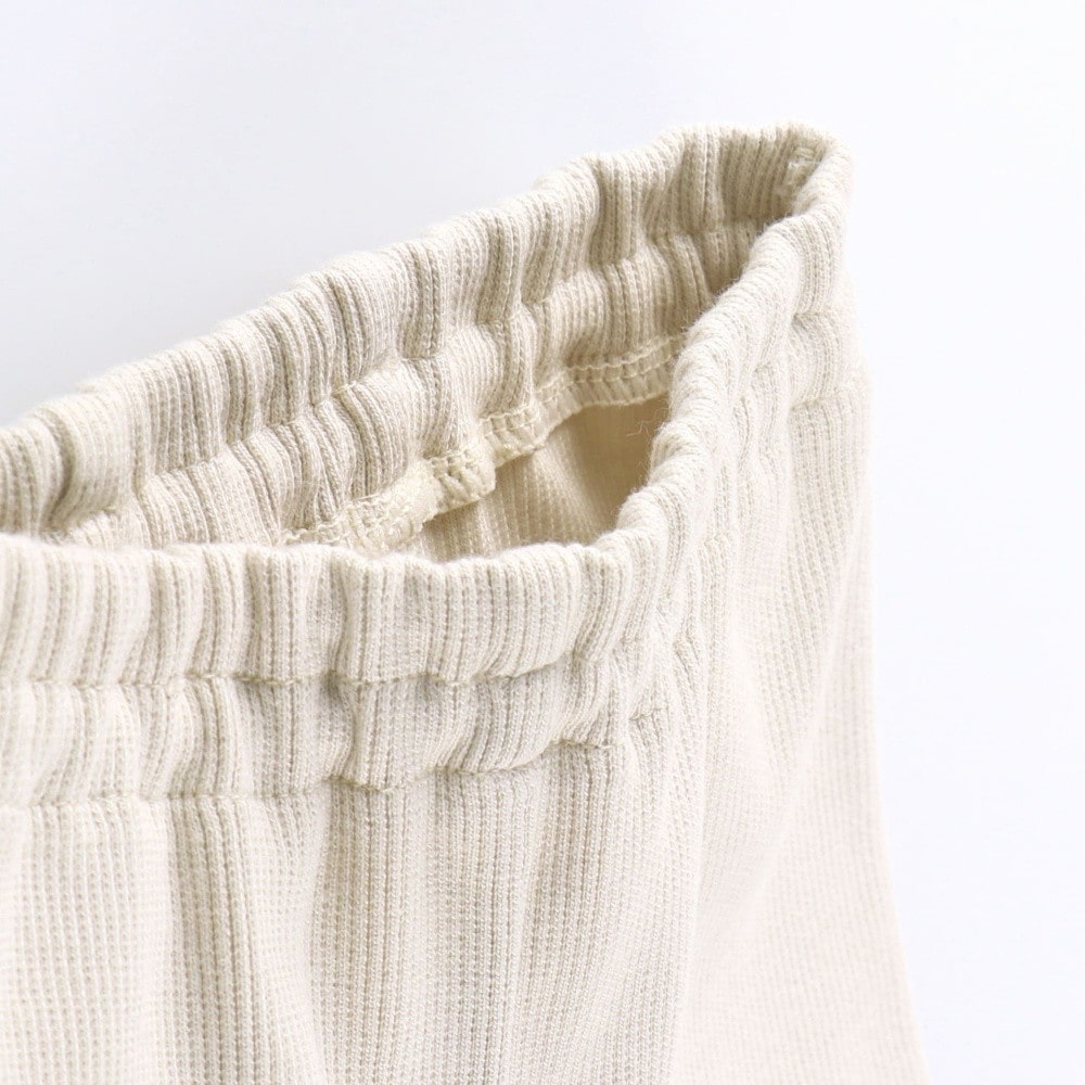 サーモンピンク