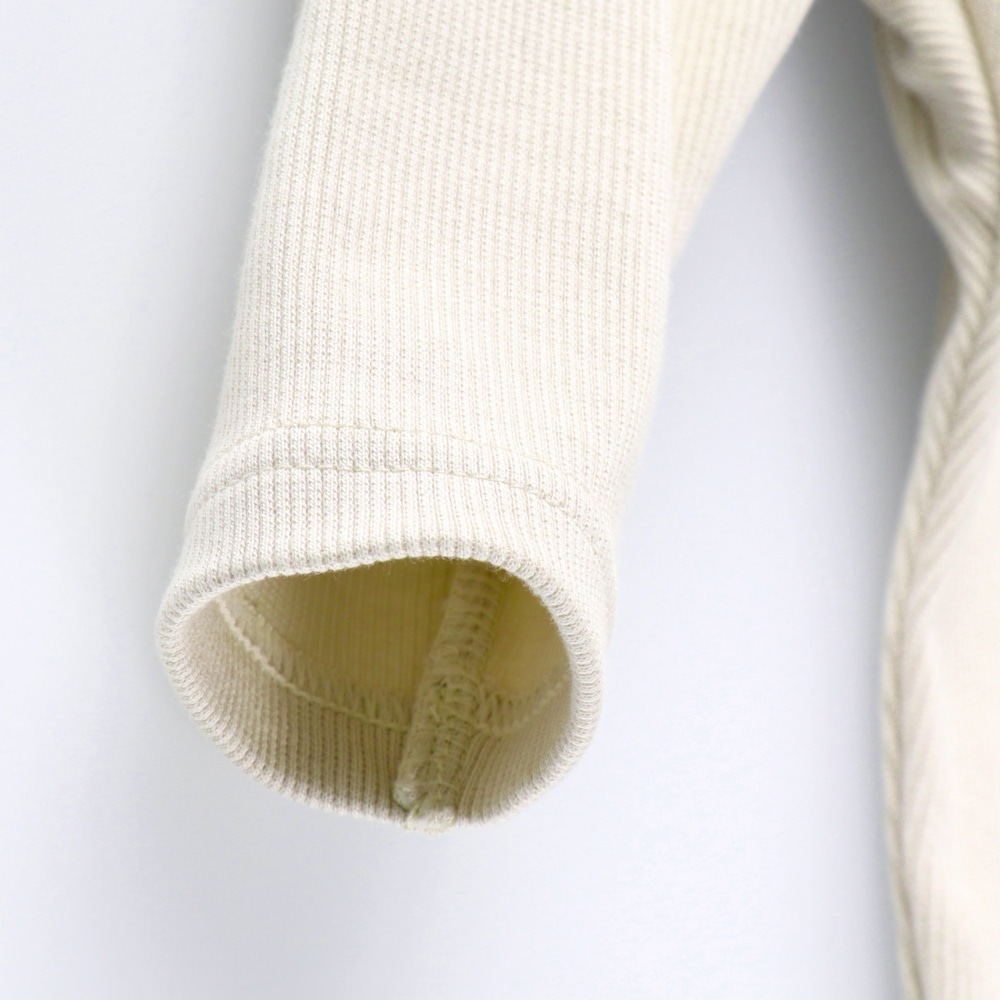 サーモンピンク