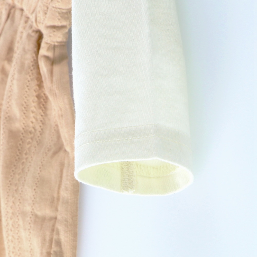 サーモンピンク