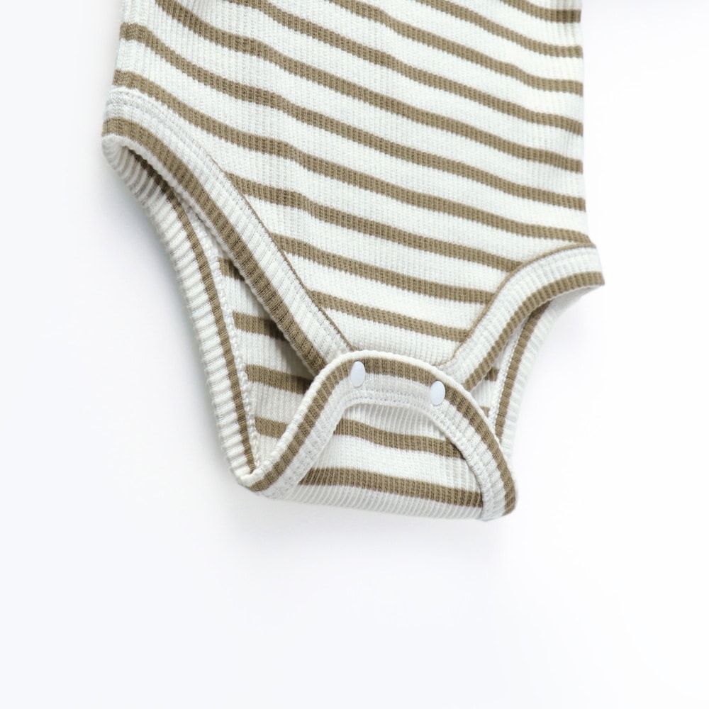 ダークブラウン