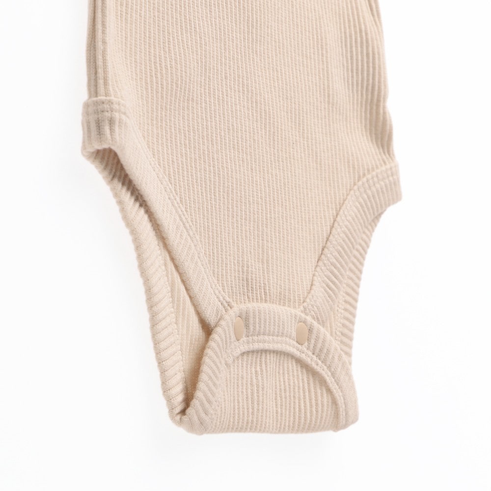 ピンクベージュ