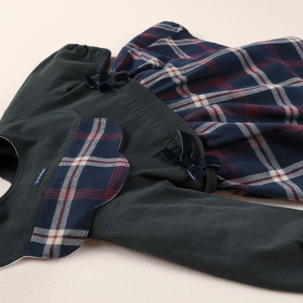 チャコールグレー