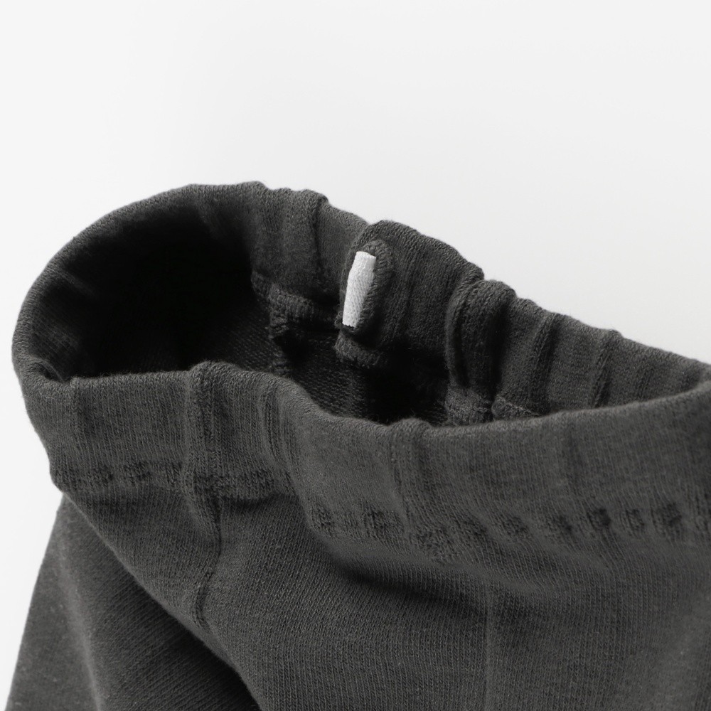 チャコールグレー