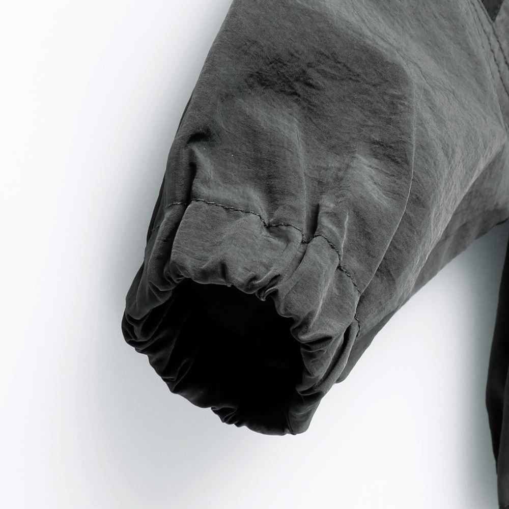 チャコールグレー