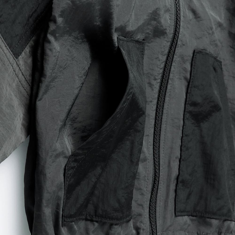 チャコールグレー