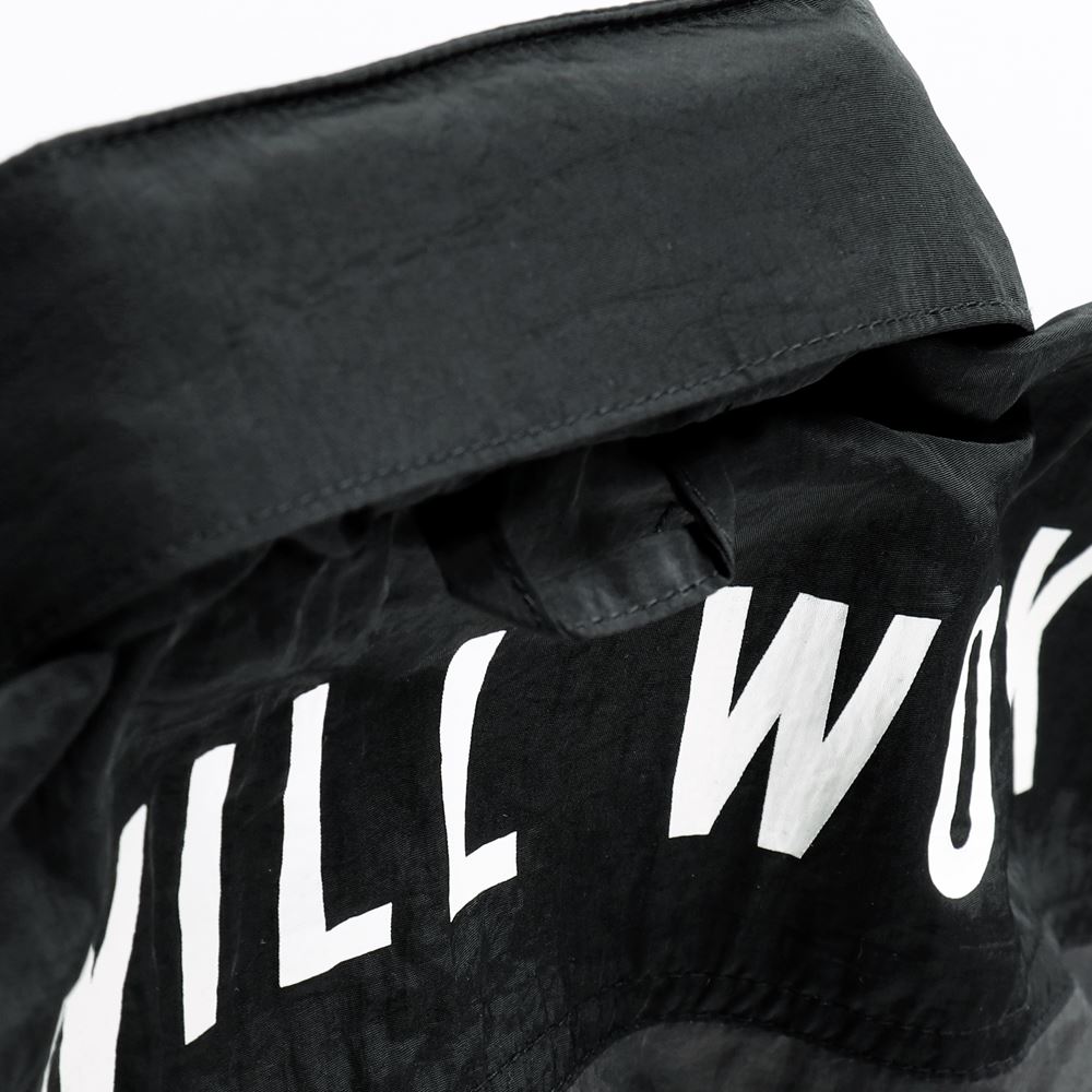 チャコールグレー