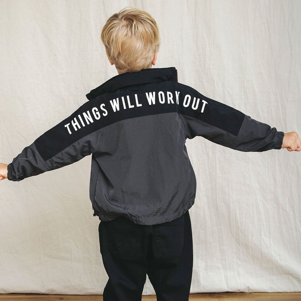 チャコールグレー