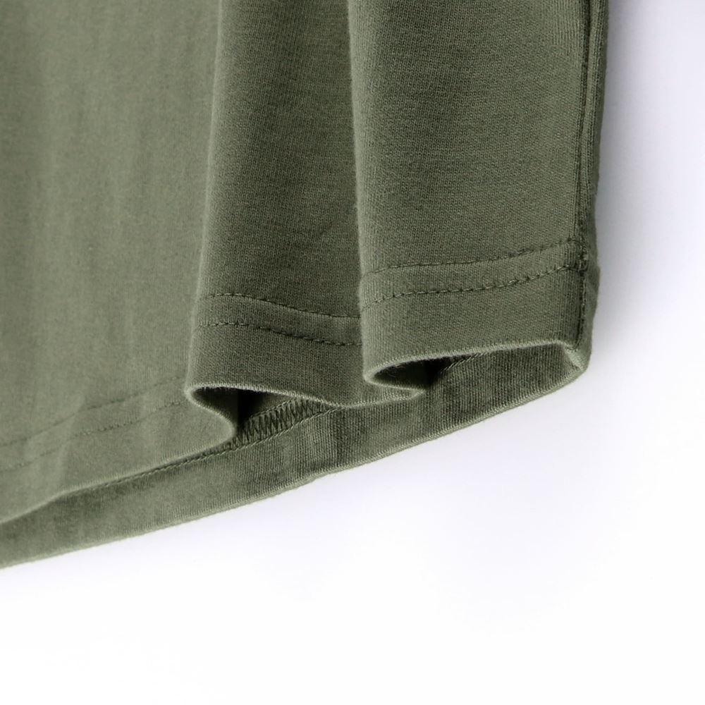 カーキグリーン