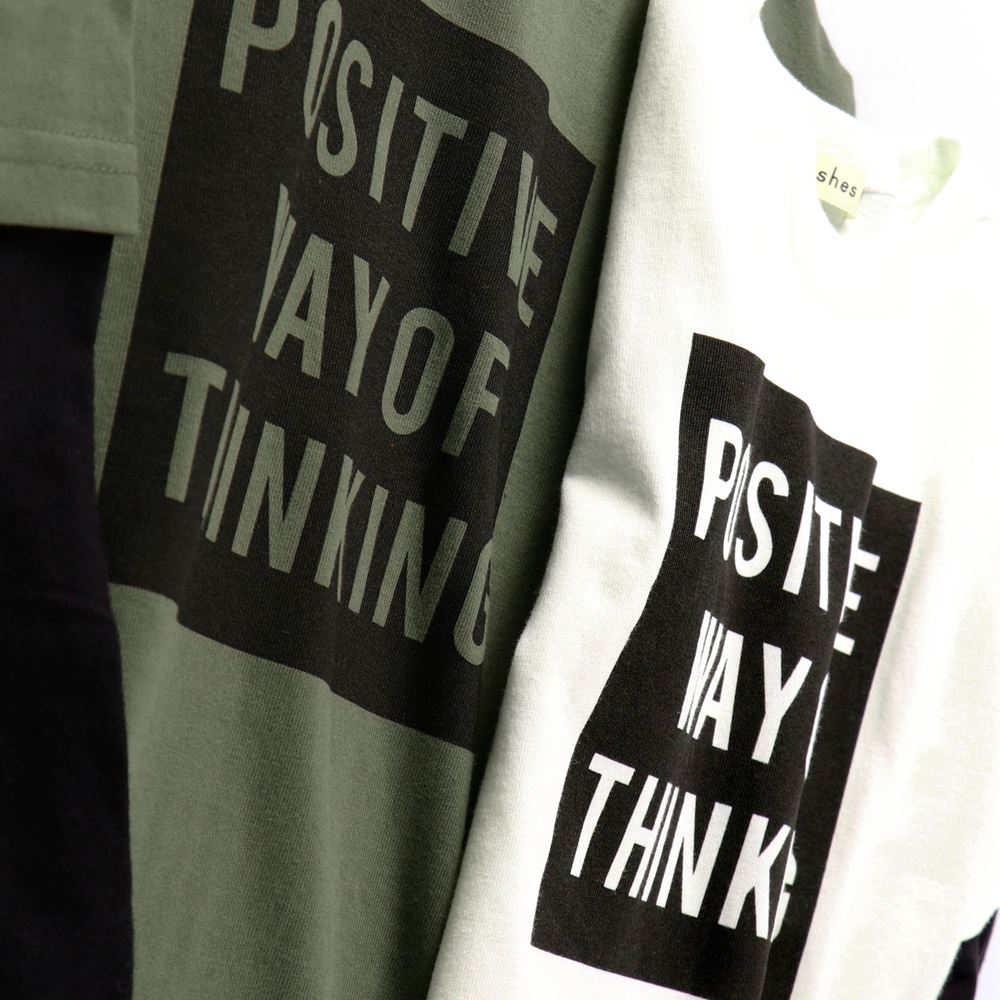 カーキグリーン