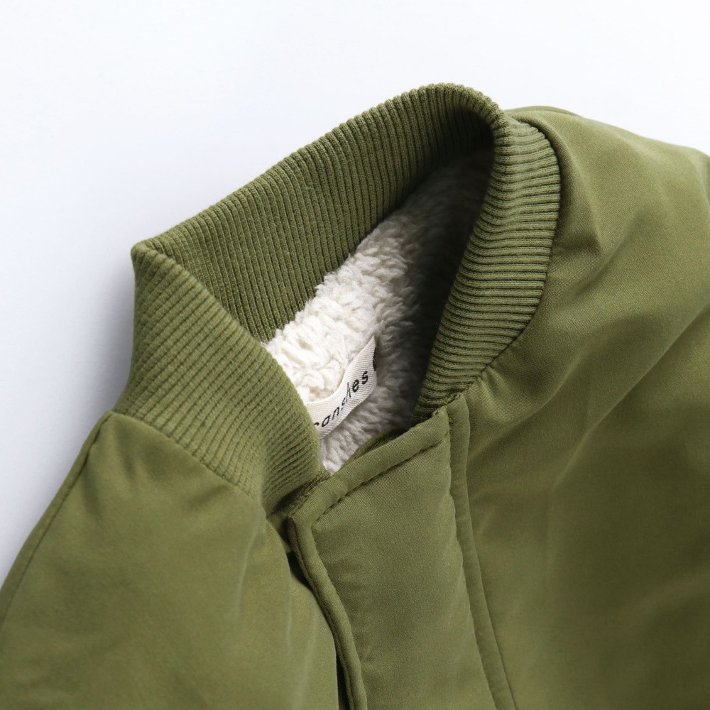 カーキグリーン