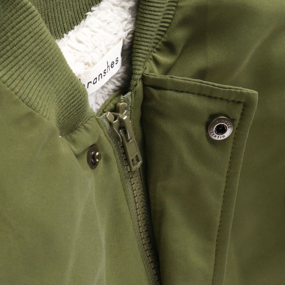 カーキグリーン