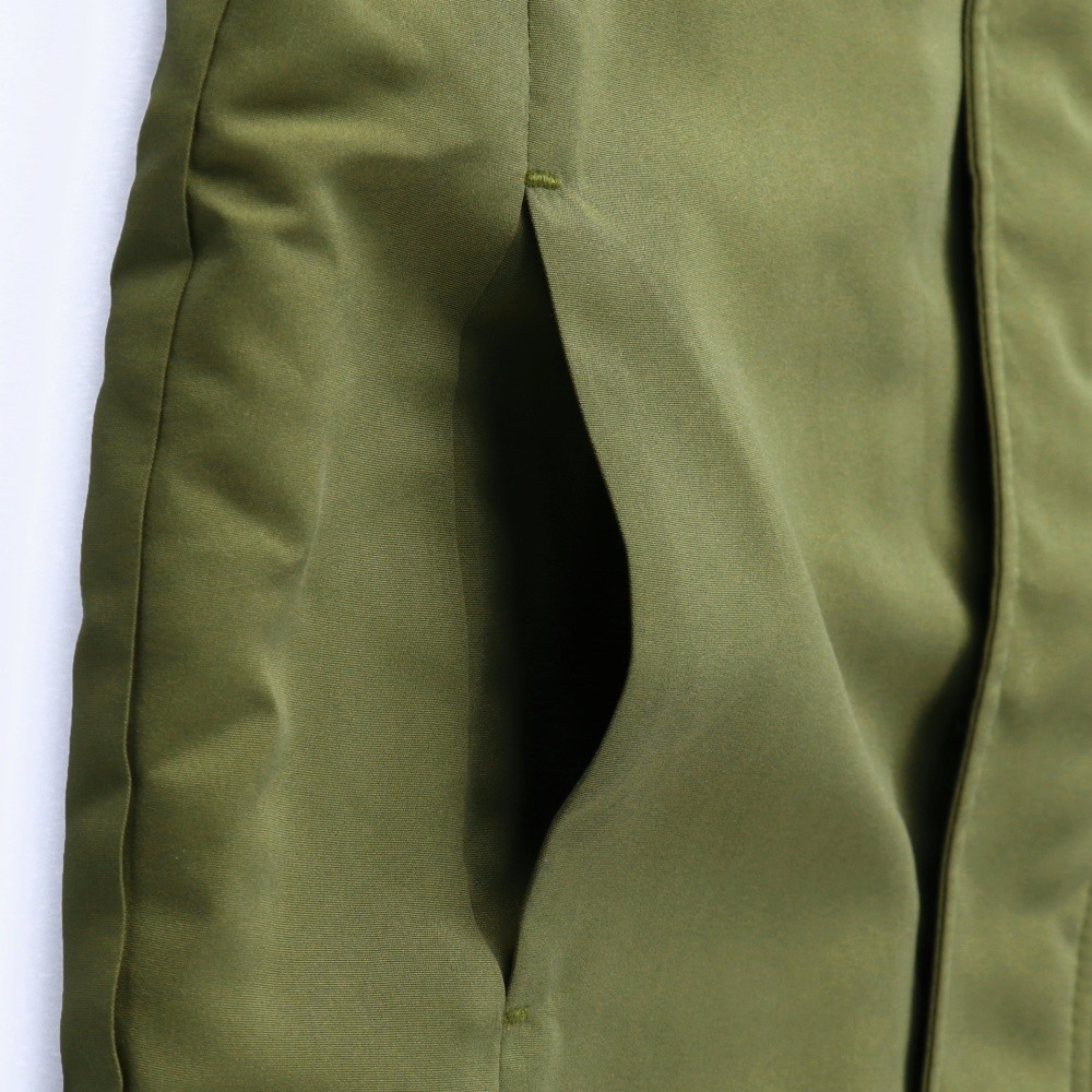 カーキグリーン