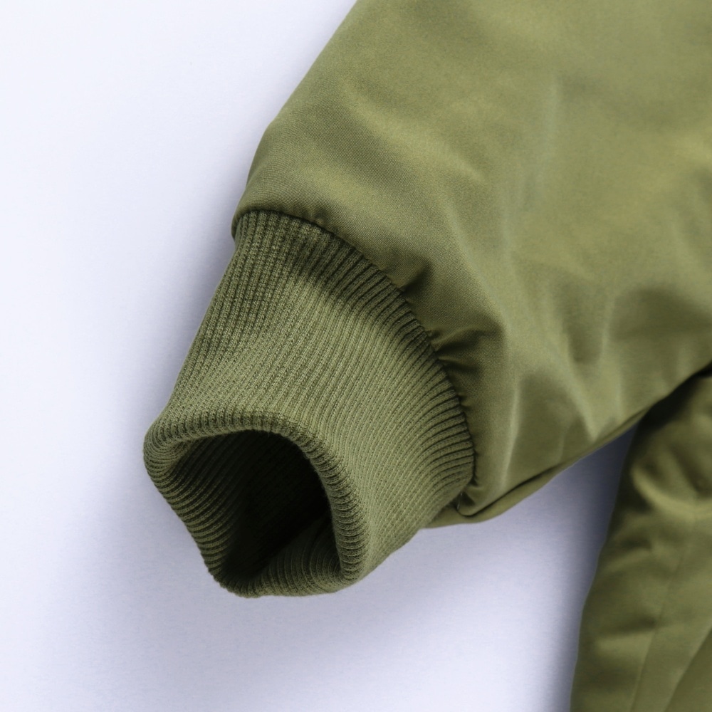 カーキグリーン