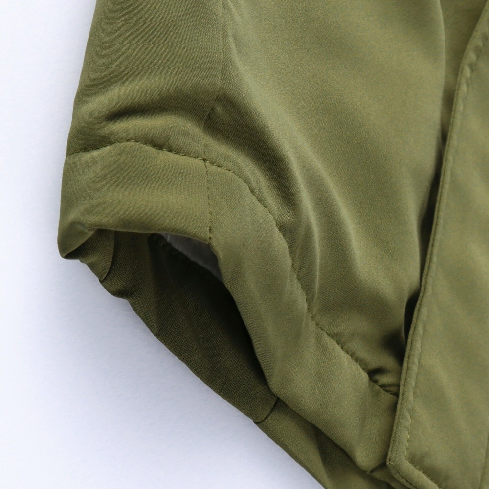 カーキグリーン