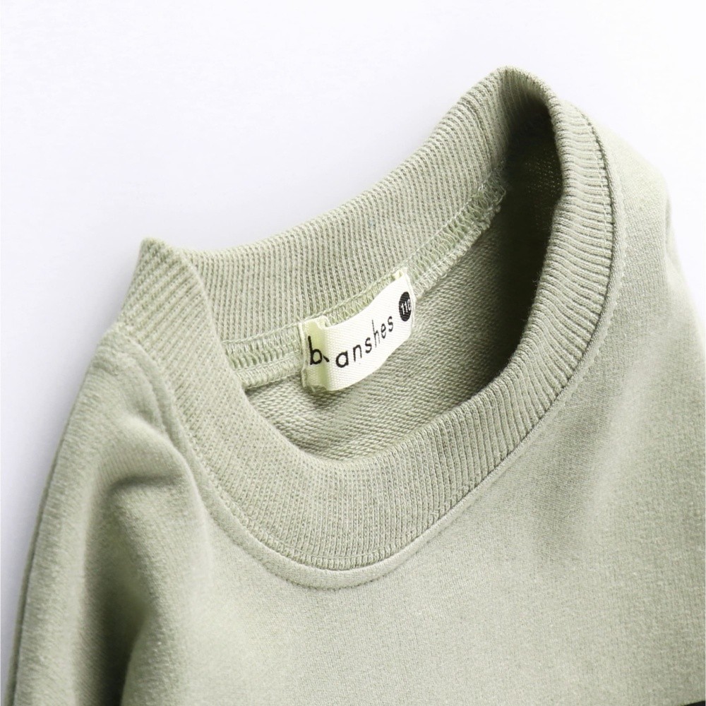 カーキグリーン