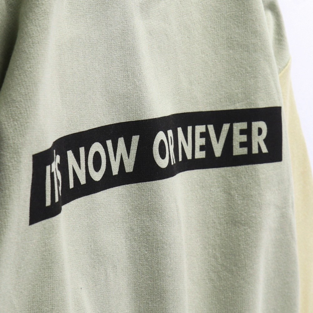 カーキグリーン