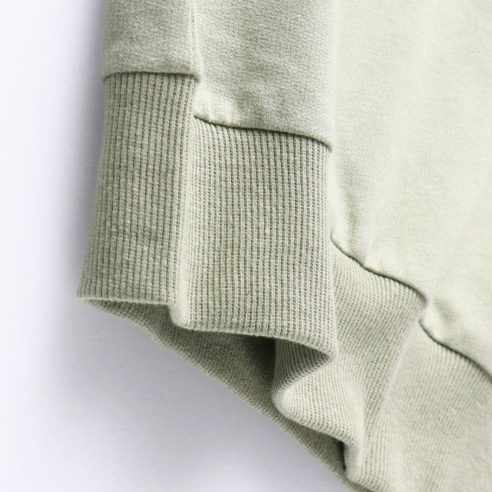 カーキグリーン