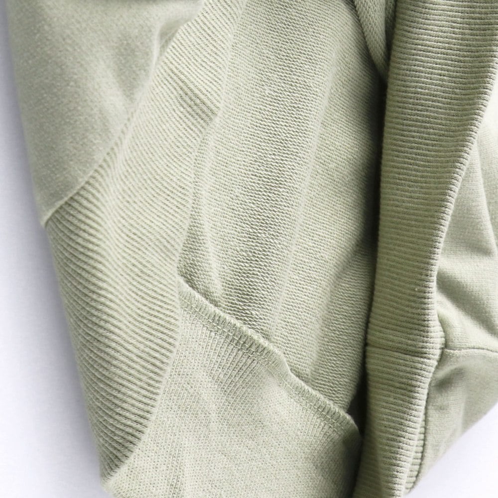 カーキグリーン