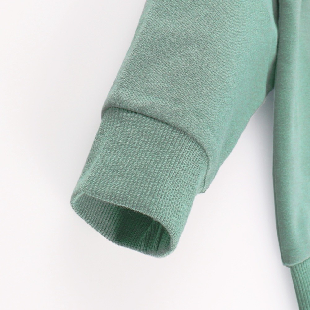 カーキグリーン