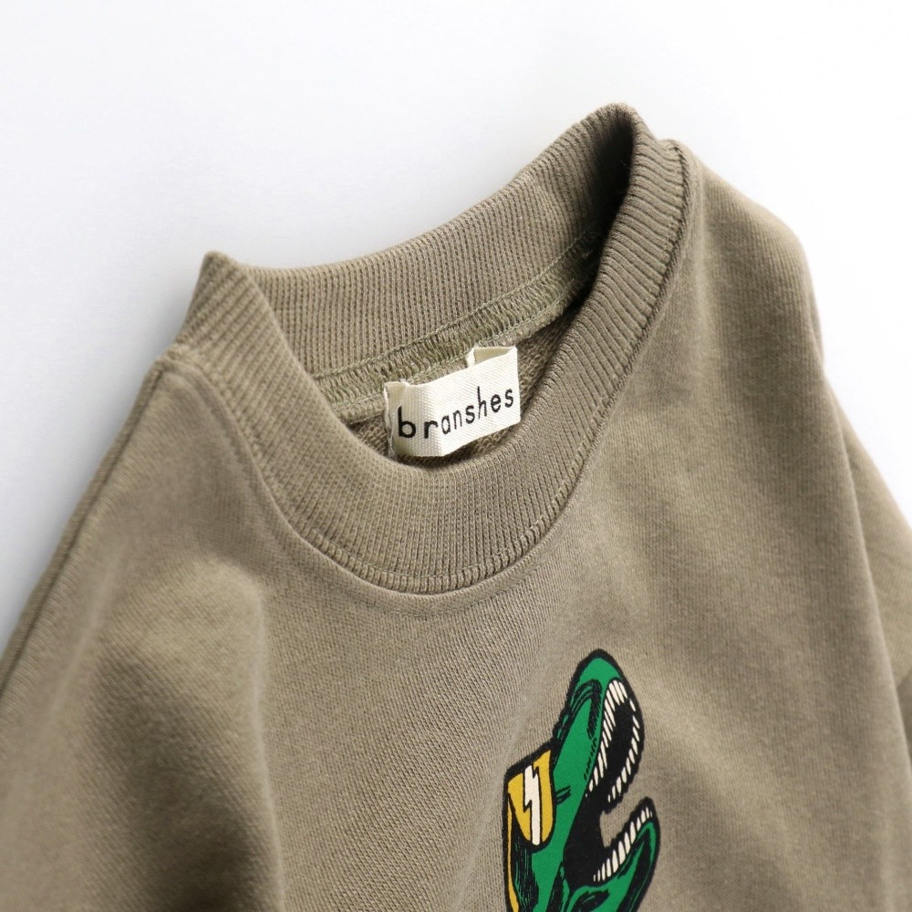 カーキグリーン