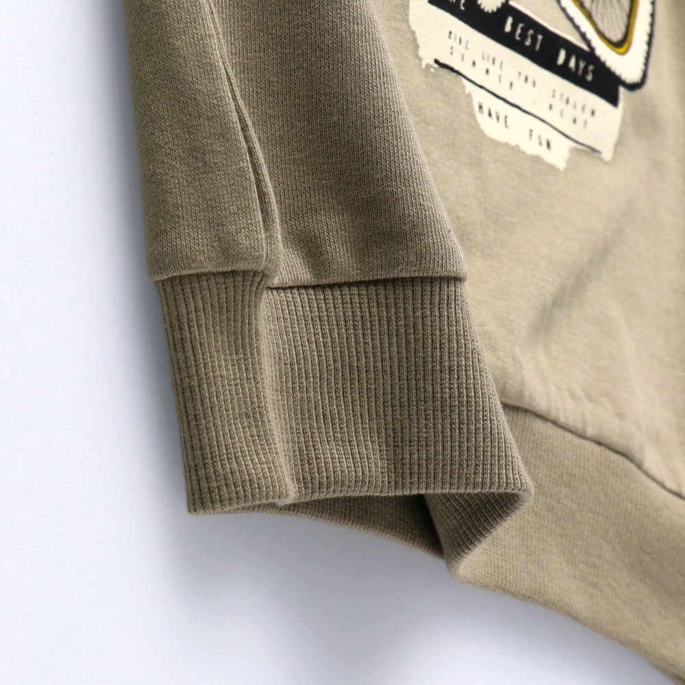 カーキグリーン