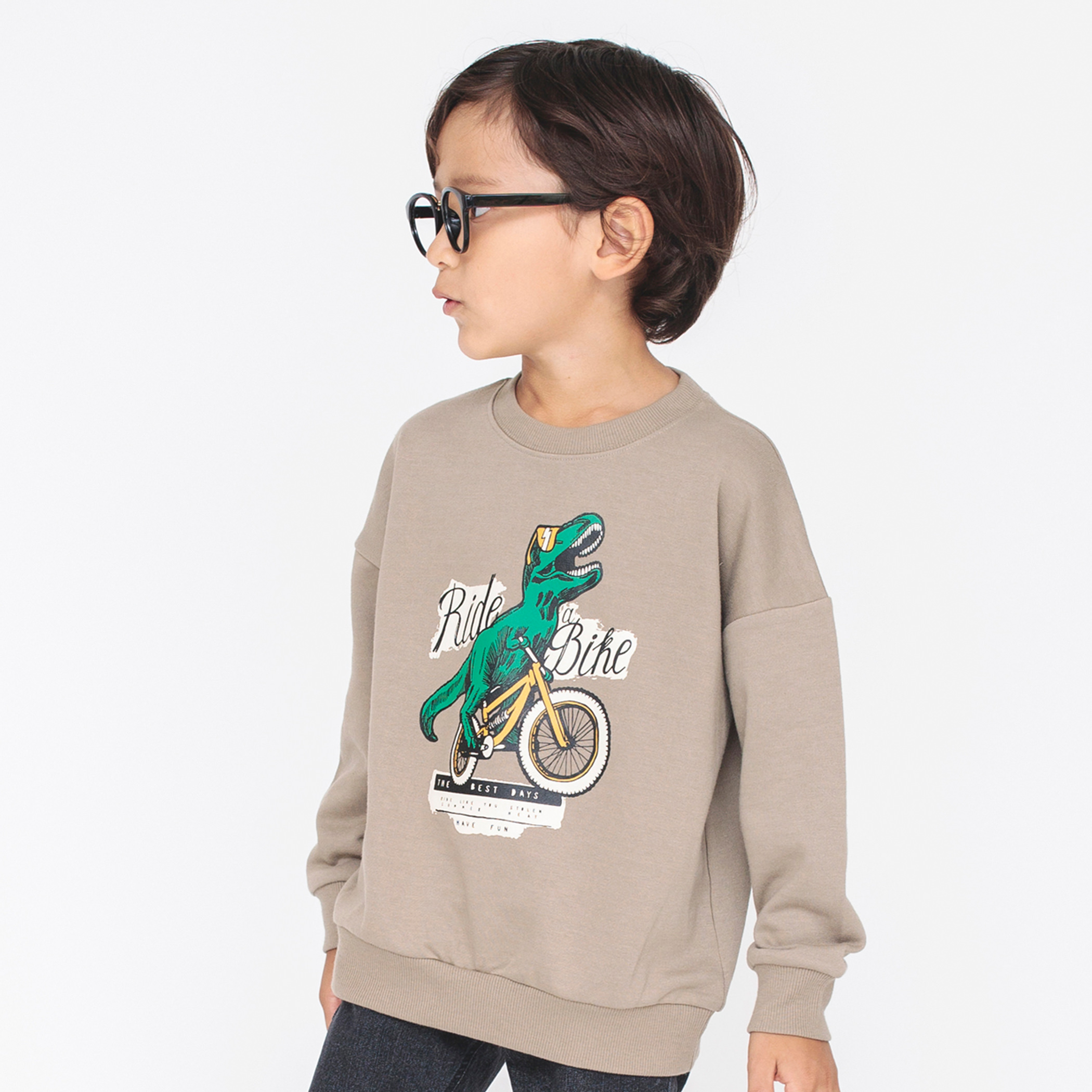 カーキグリーン