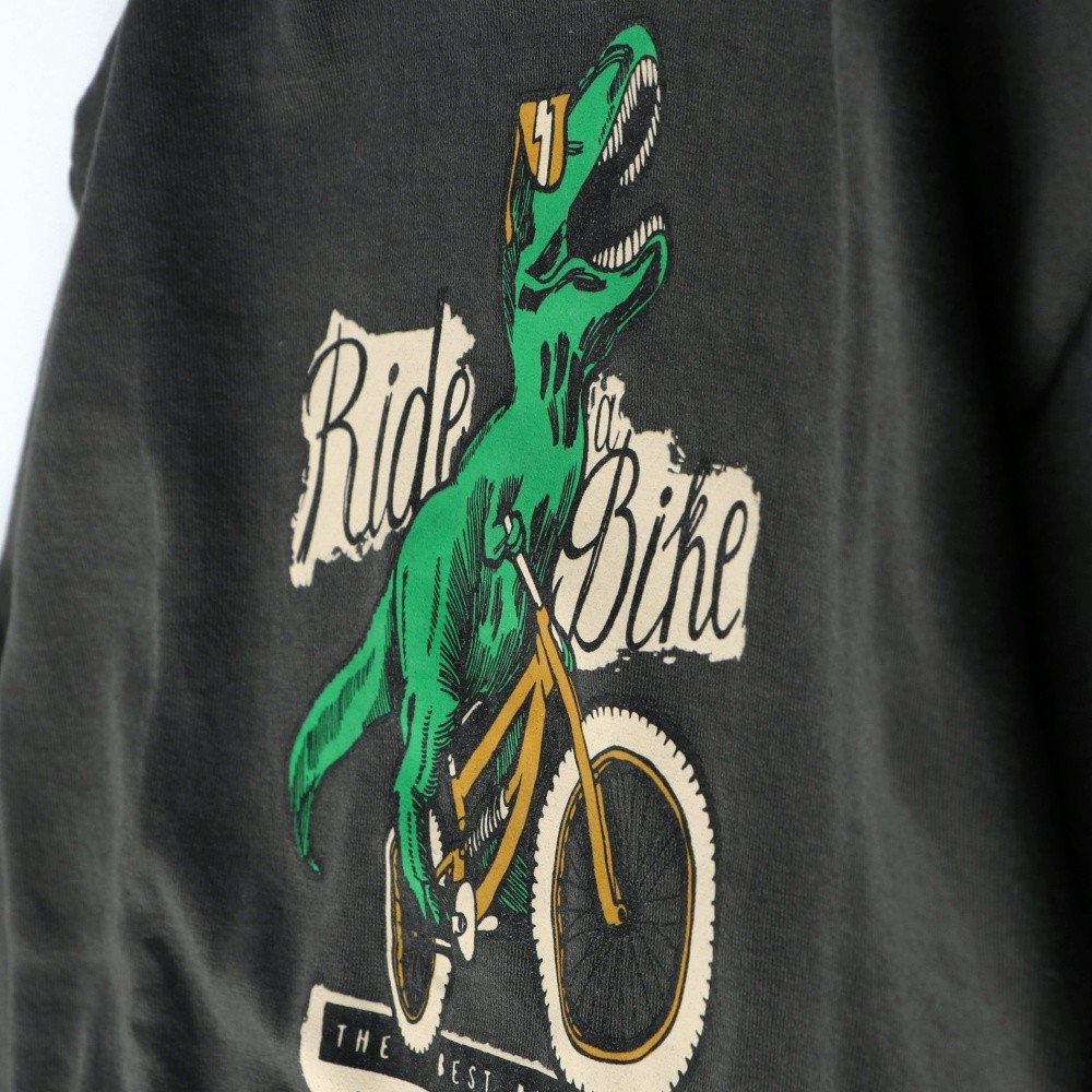 チャコールグレー