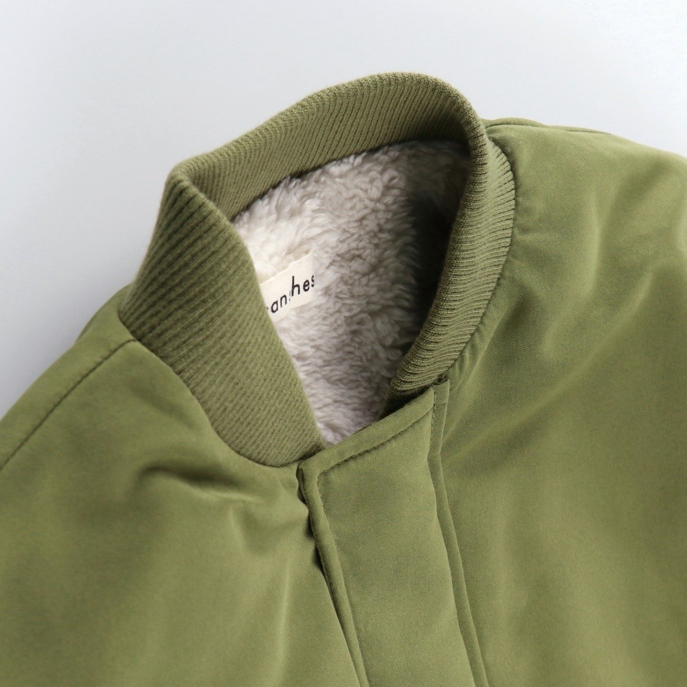 カーキグリーン