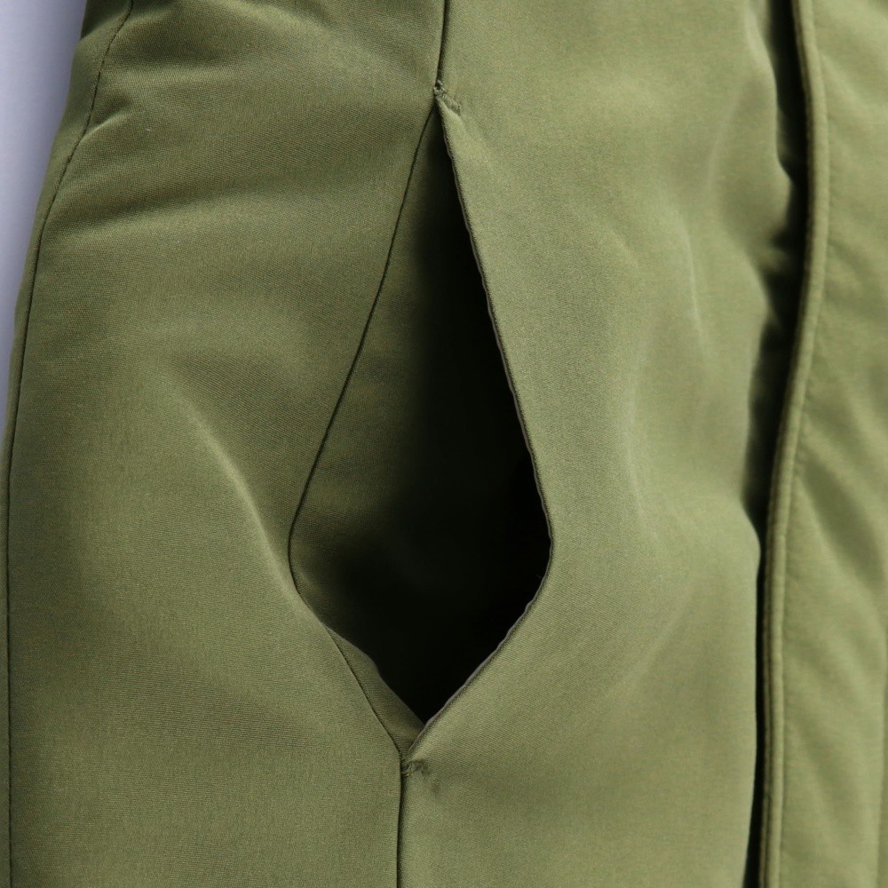 カーキグリーン