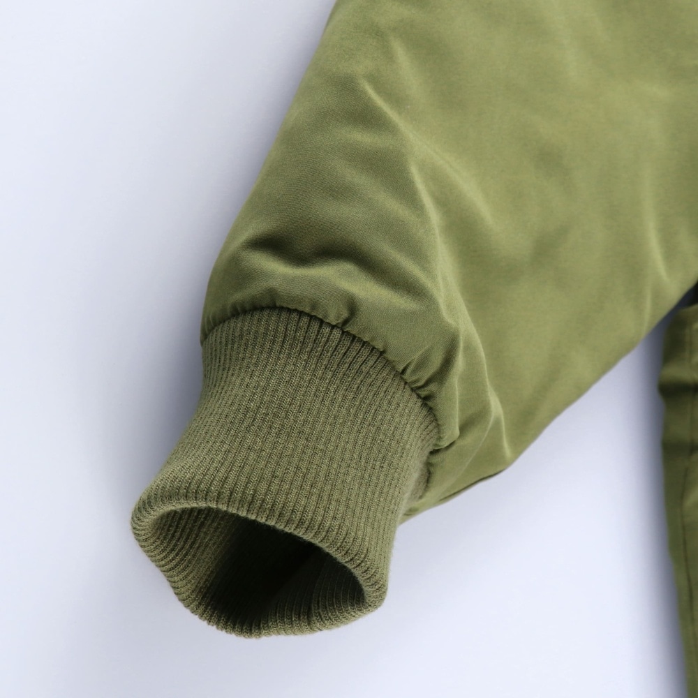 カーキグリーン