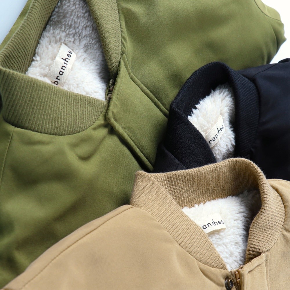 カーキグリーン