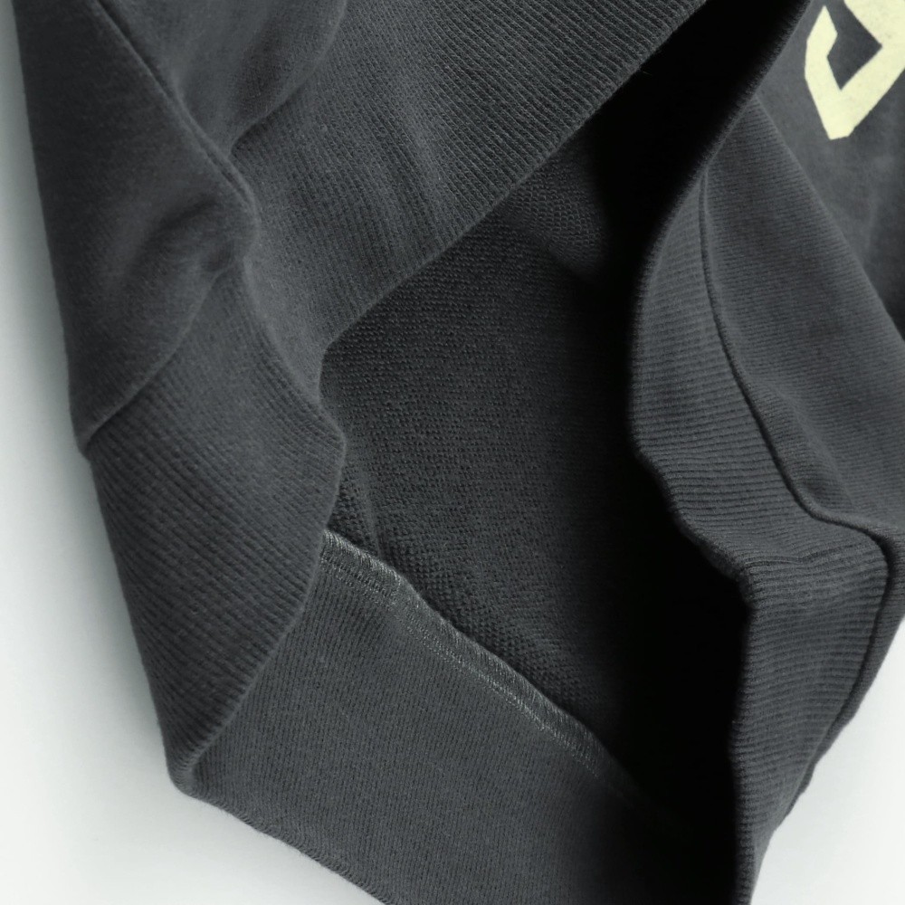 チャコールグレー