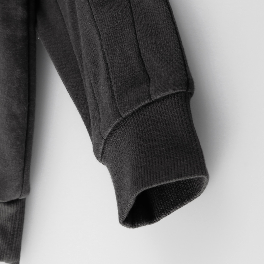 チャコールグレー