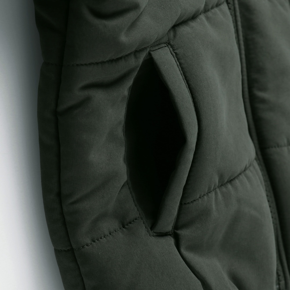 カーキグリーン