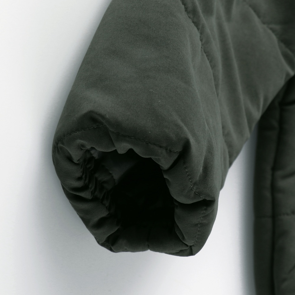 カーキグリーン