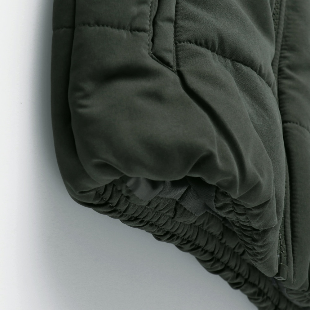 カーキグリーン