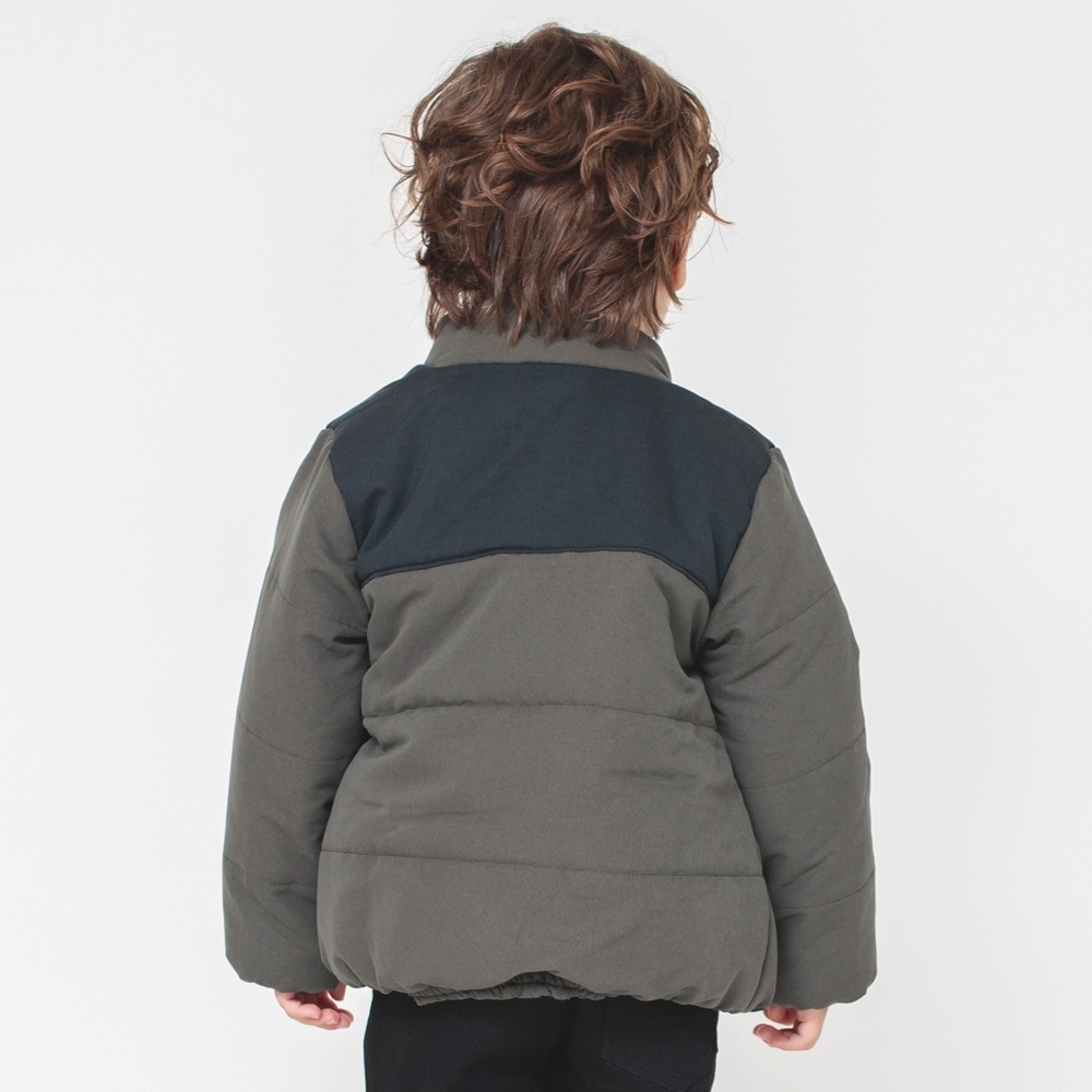 カーキグリーン