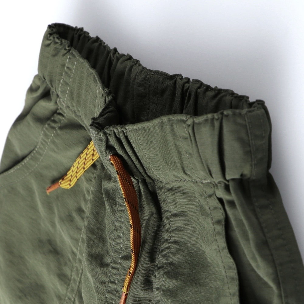 カーキグリーン