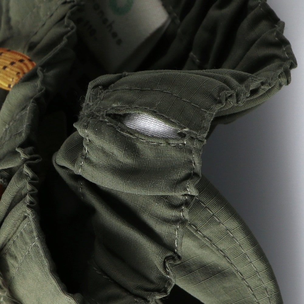 カーキグリーン