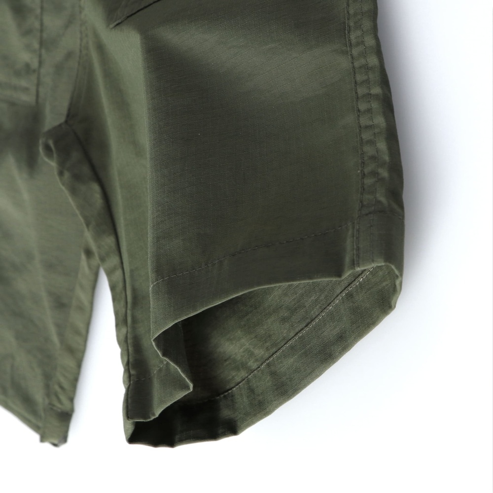 カーキグリーン