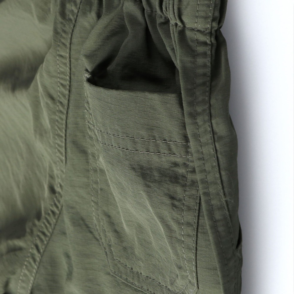 カーキグリーン