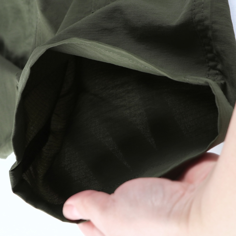 カーキグリーン